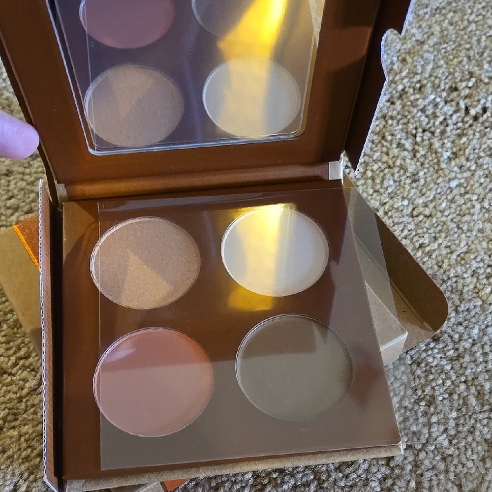 Versatile Makeup Palette with Warm Tones